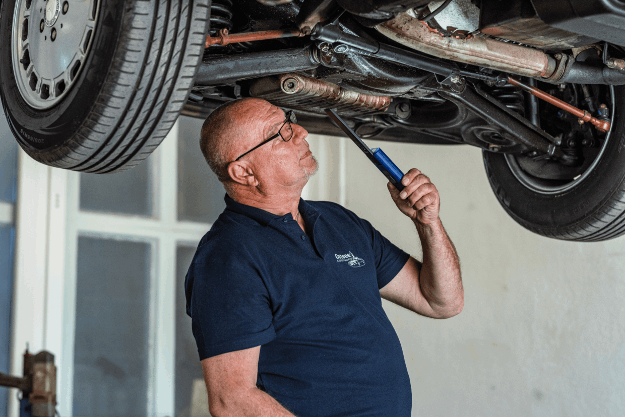 Sven Rüsch an der Hebebühne